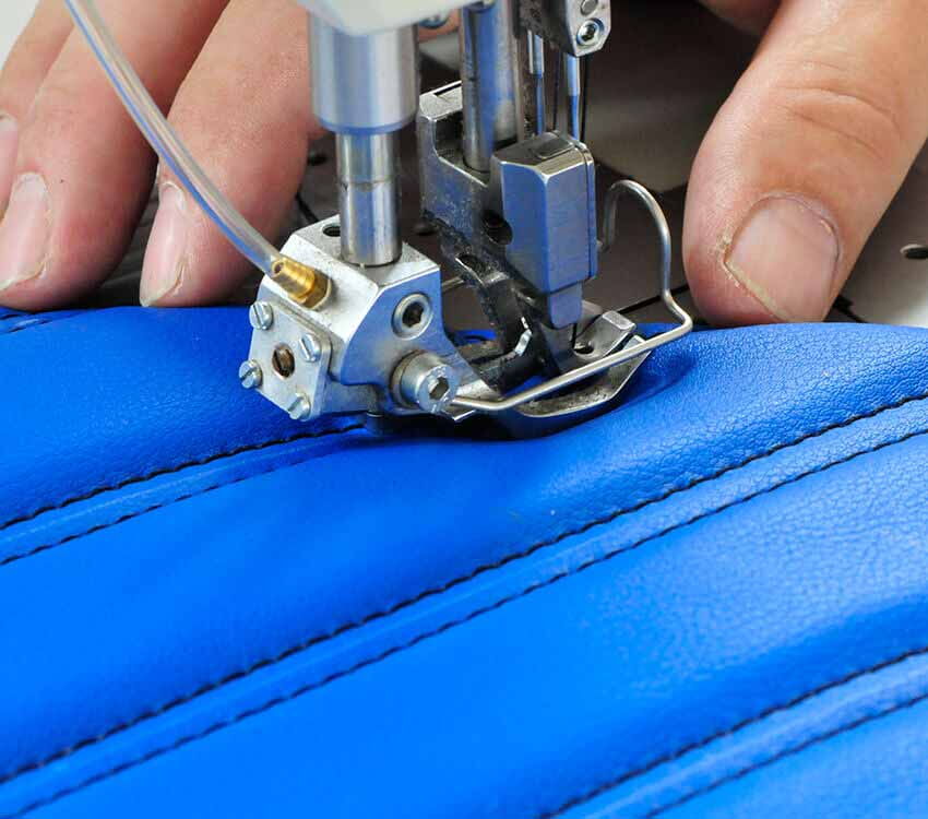 Autosattlerei Freier Neuanfertigung von einem Autositzbezug – hier aus Kunstleder in der Originalfarbe aus den späten 50er Jahren.