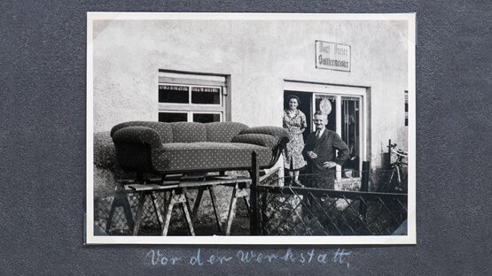 Historienbild Nr. 1: Vor der Werkstatt von Sattlermeister Karl Freier, aufgenommen in den späten 1930er Jahren. Historienbild Nr. 1: Vor der Werkstatt von Sattlermeister Karl Freier, aufgenommen in den späten 1930er Jahren.